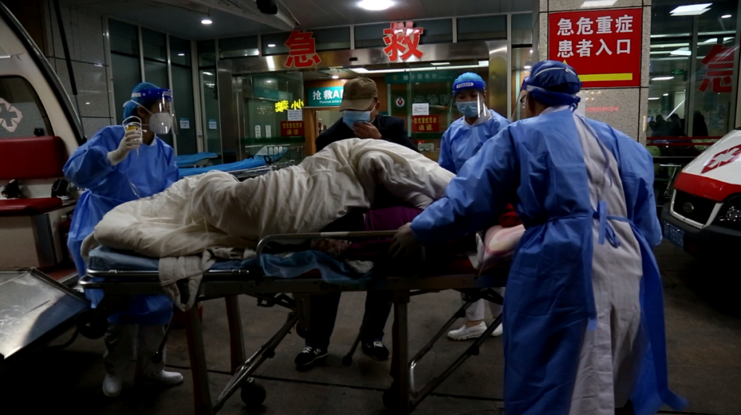 深夜急救出车接回的患者.