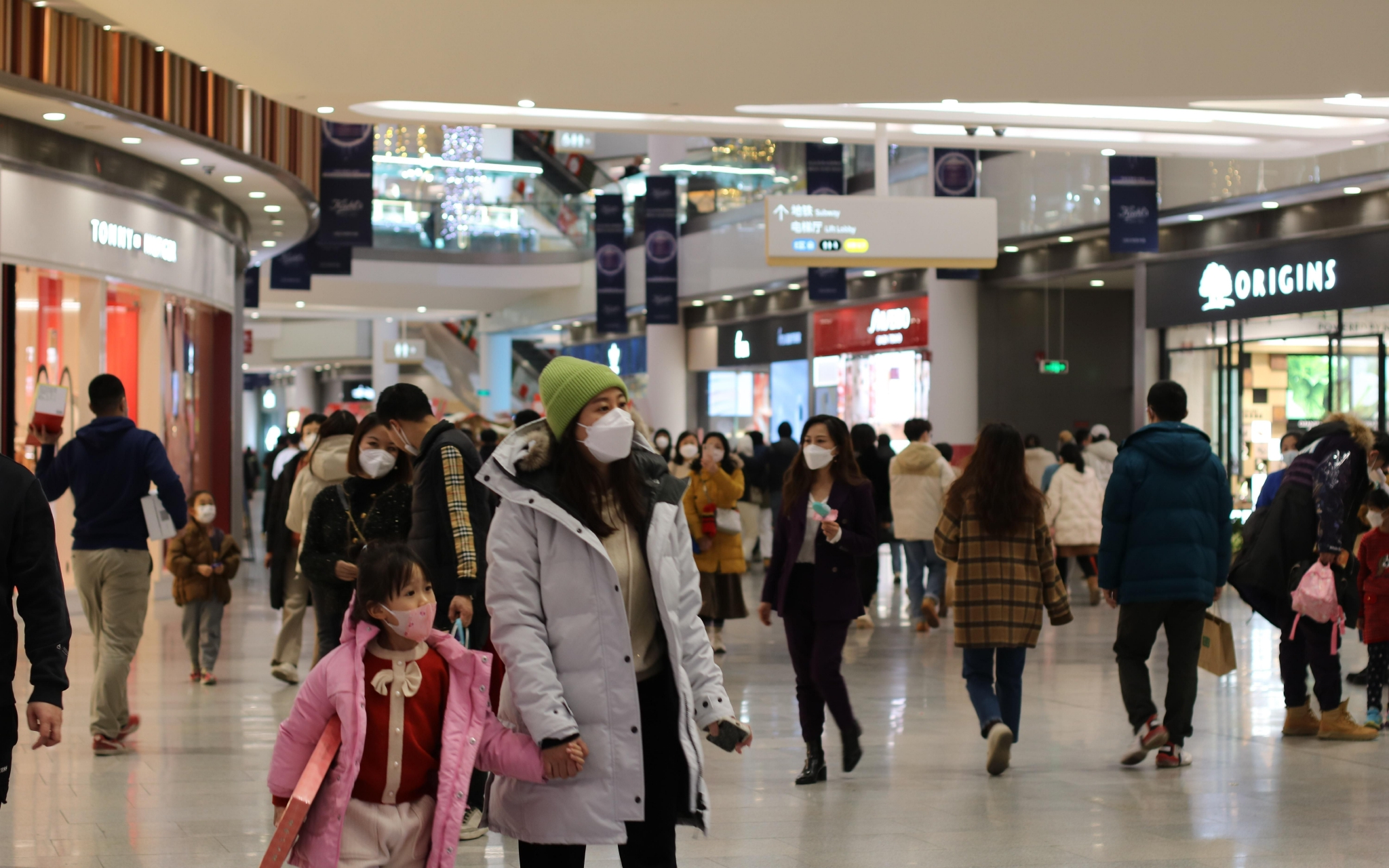▲2023年元旦假期，北京多家商场客流量实现增长。新京报记者 郑明珠 摄