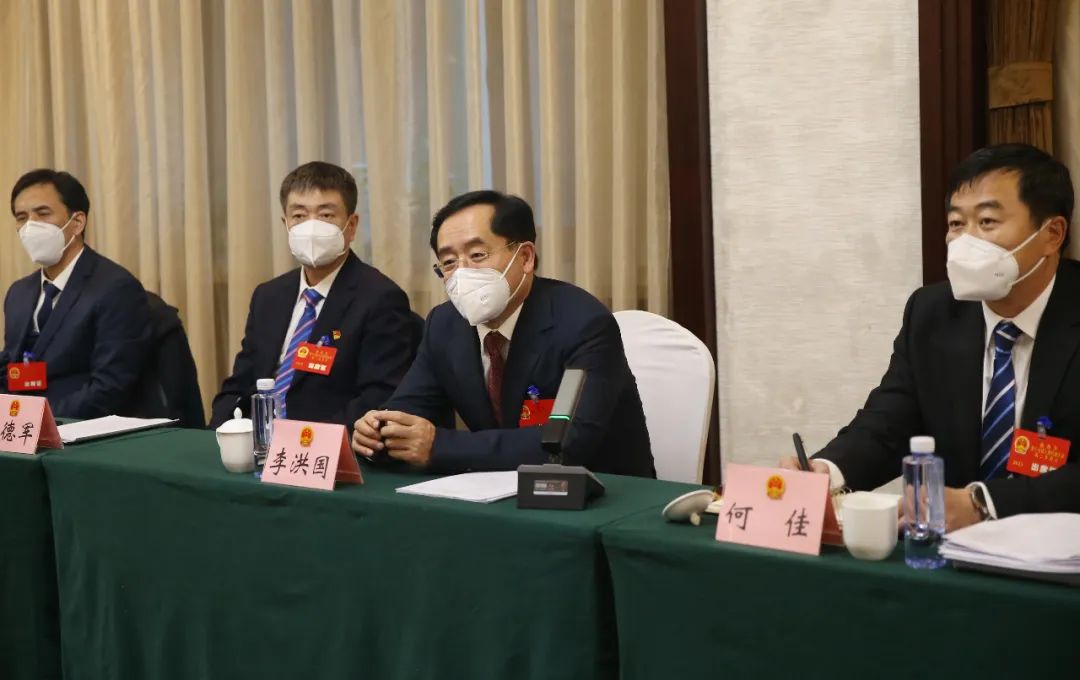 李洪国参加鹤岗市第十七届人民代表大会第二次会议绥滨县代表团审议