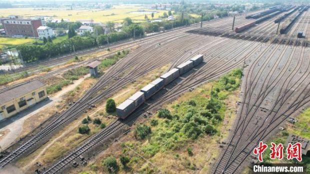 向塘西站位于京九,沪昆,昌福线的交会处,而驼峰则是向塘西站运输生产