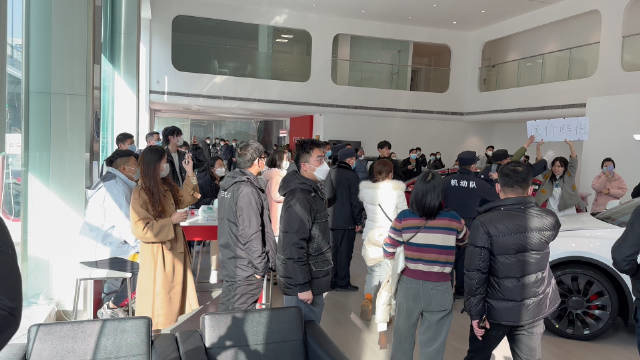 国产特斯拉大降价后曝成都出现激烈维权