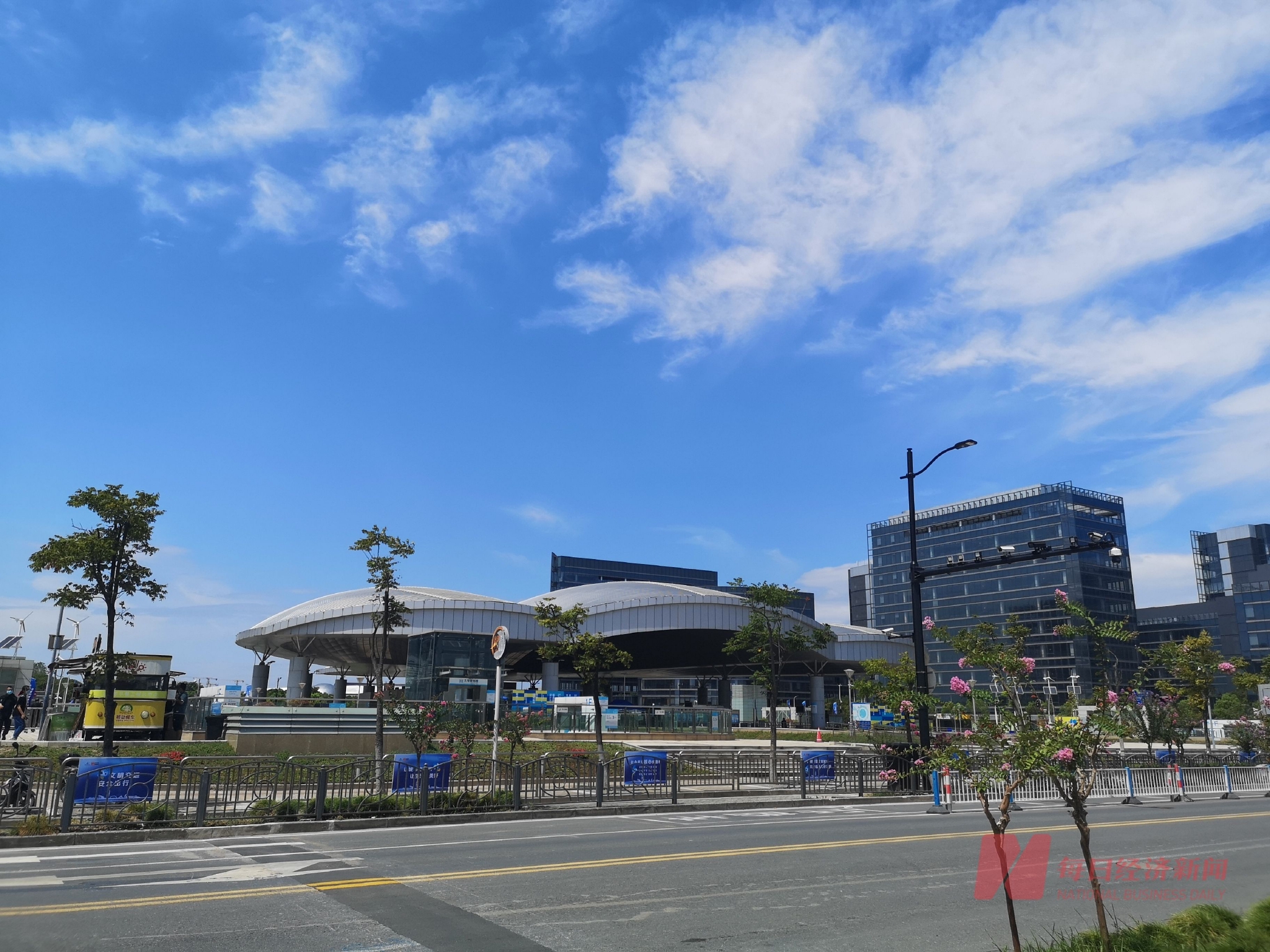 处于临港核心片区的滴水湖地铁站&nbsp; 图片来源:每经记者 刘颂辉 摄