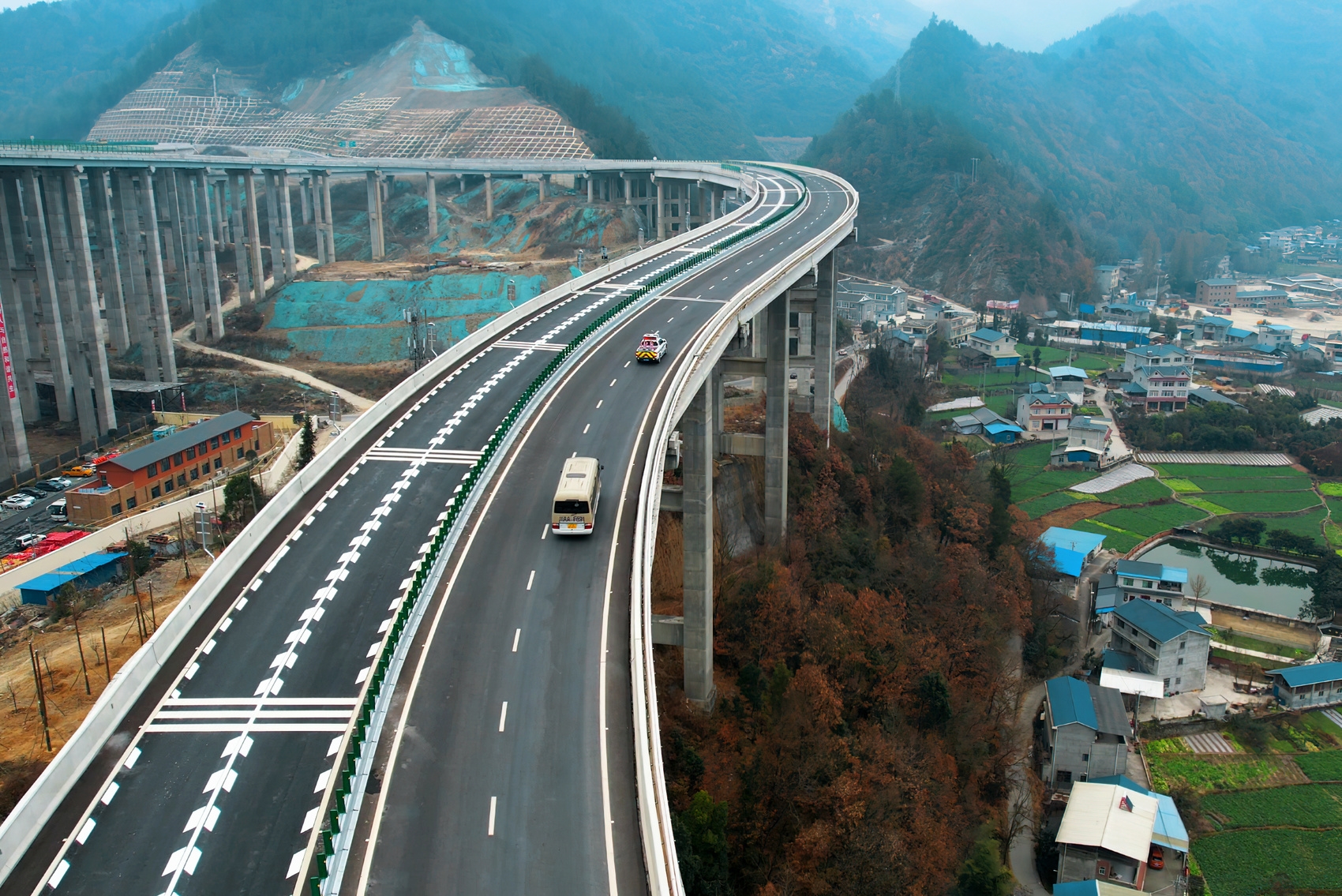 12月30日,九绵高速平武段正式通车. 胡宇 摄