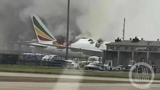 ▲燃烧中的埃塞航货机。  图片来源/央视新闻