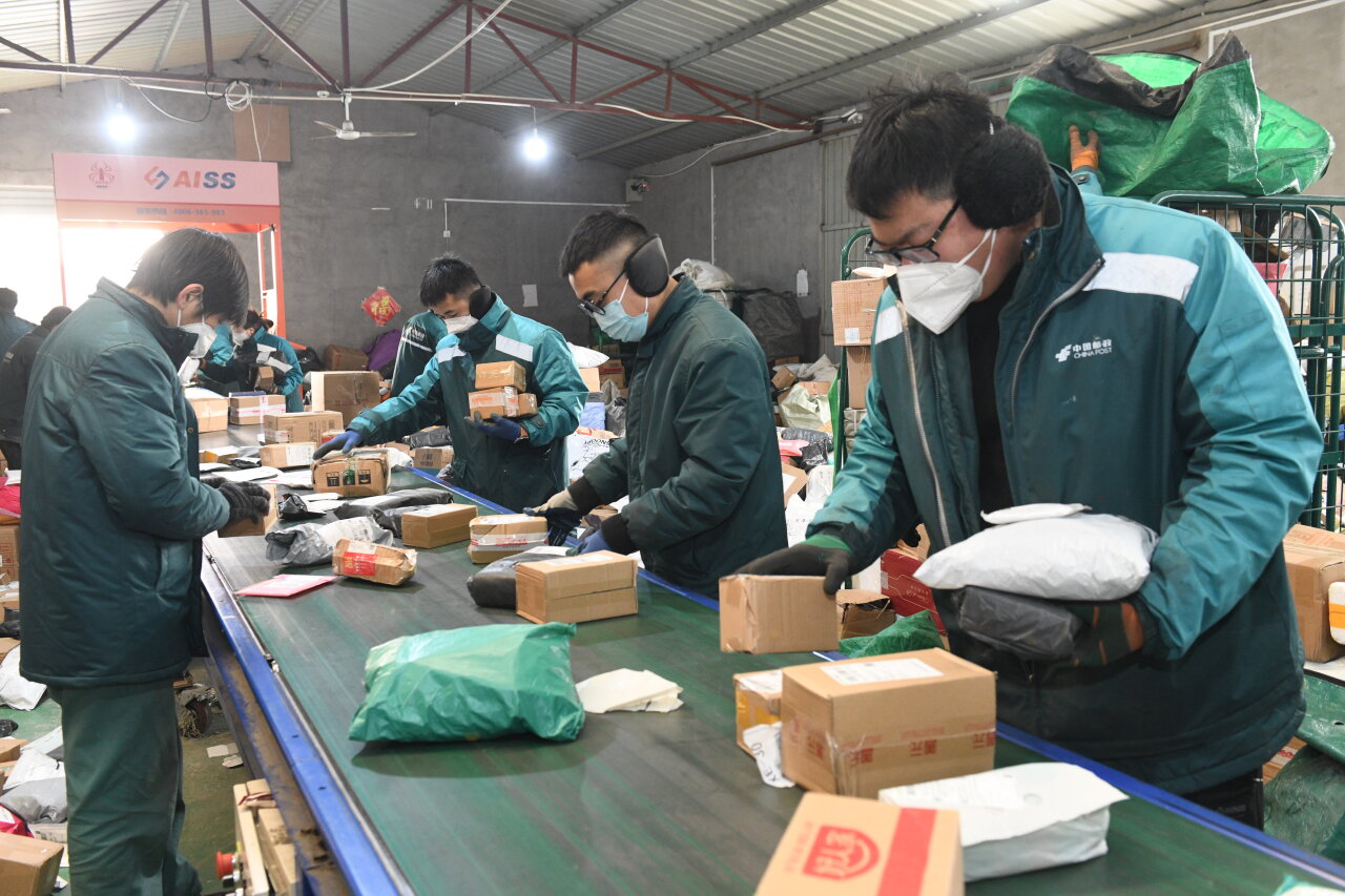 在中国邮政集团公司河北新乐市分公司分拣车间,工作人员在分拣快递