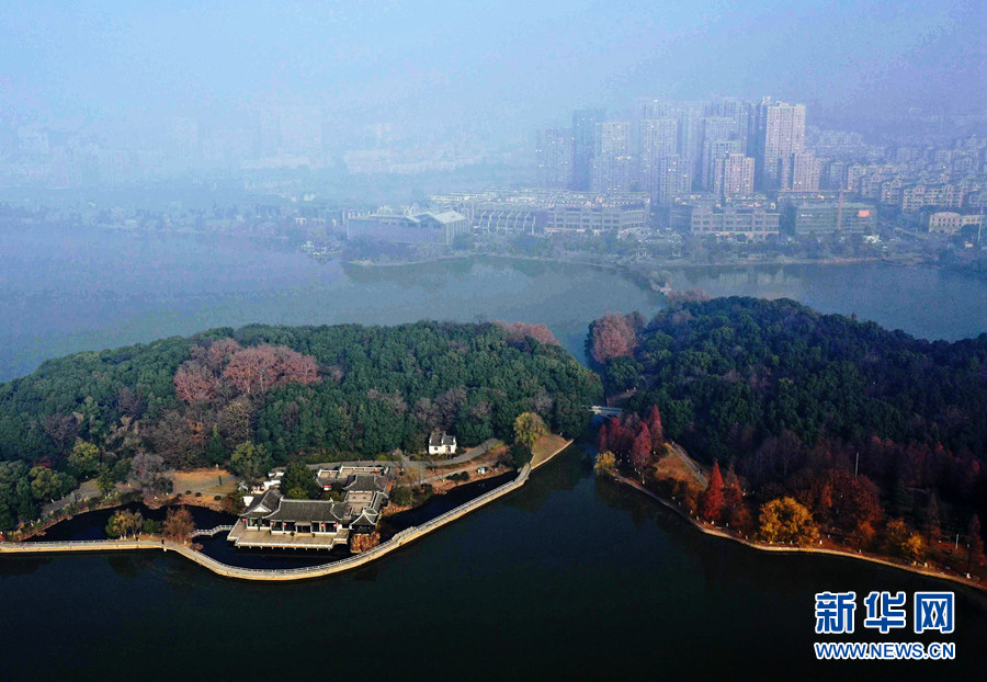 &nbsp;&nbsp;&nbsp;&nbsp;1月4日,安徽省铜陵市出现平流雾景观.