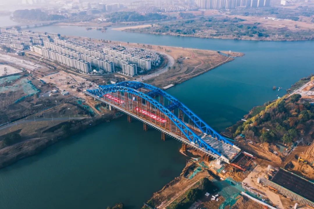 图为衢州双叶线道路改造工程双港大桥施工现场