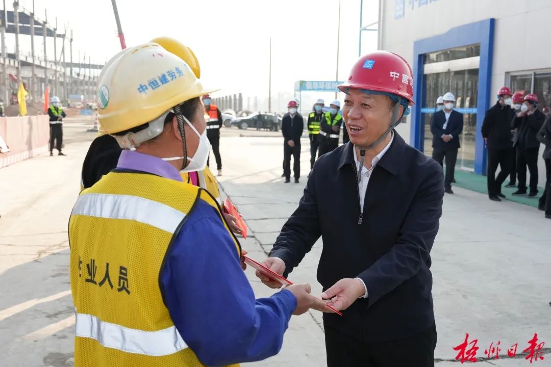 1月6日，市委书记蒋连生在沐邦高科光伏产业园建设项目现场慰问一线建筑工人。杨扬 摄