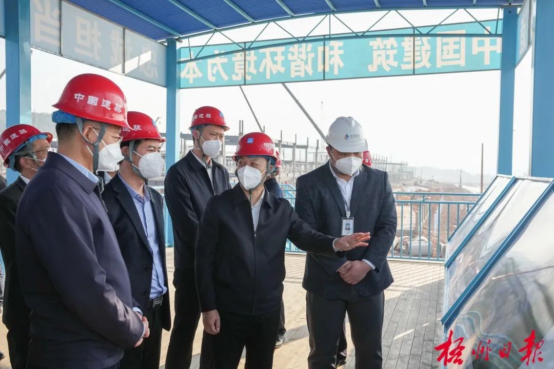 1月6日，市委书记蒋连生在沐邦高科光伏产业园建设项目现场调研项目建设进度情况。杨扬 摄