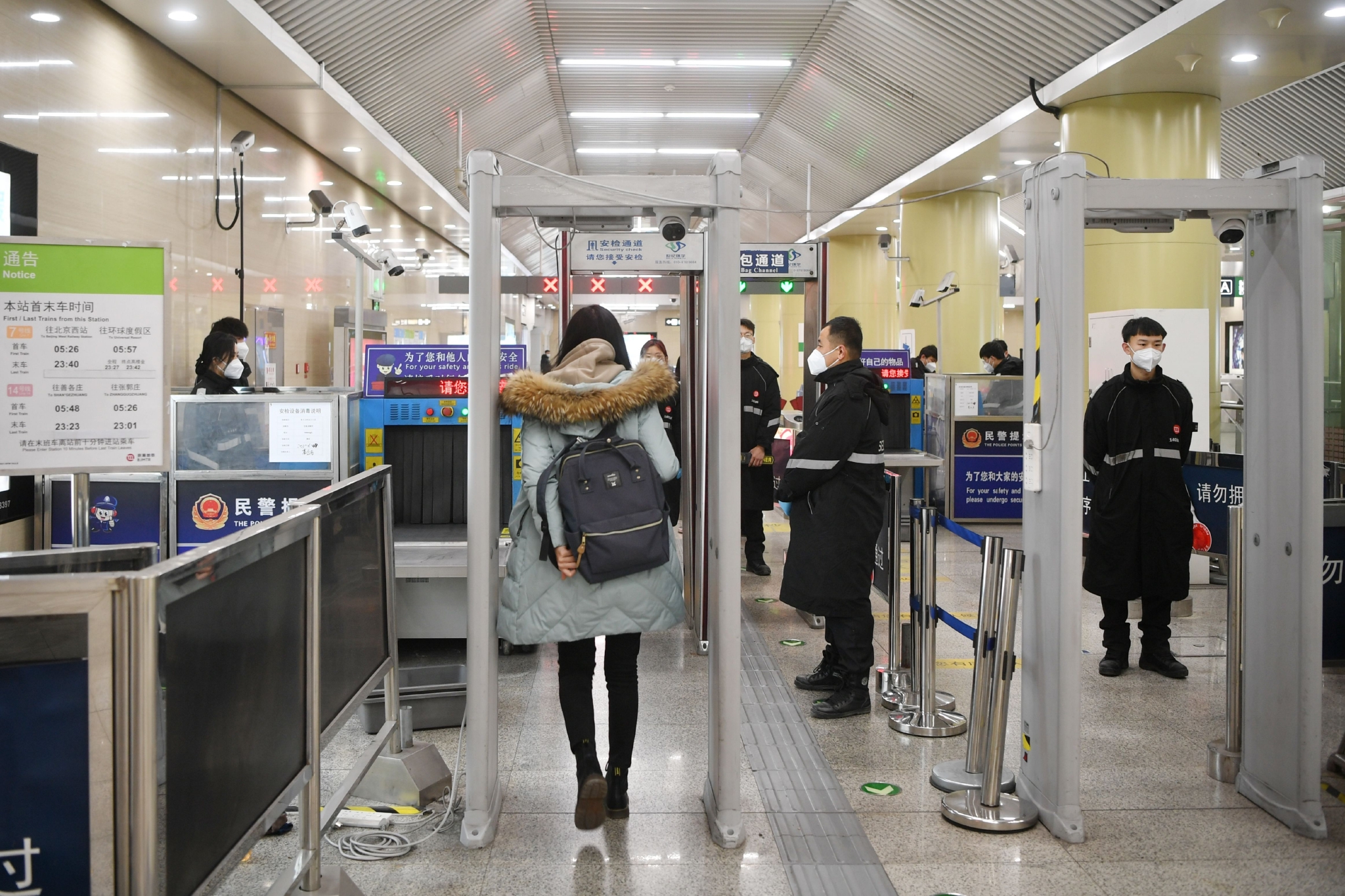 新冠"乙类乙管"实施首日|北京地铁站不再测温,乘客仍须戴口罩