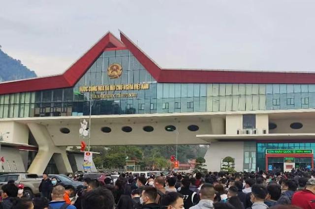广西友谊关口岸恢复通关,大批赴越务工人员排队回国|广西_新浪财经