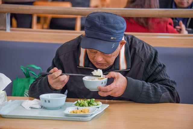丰俭由人老人一餐饭越来越满意