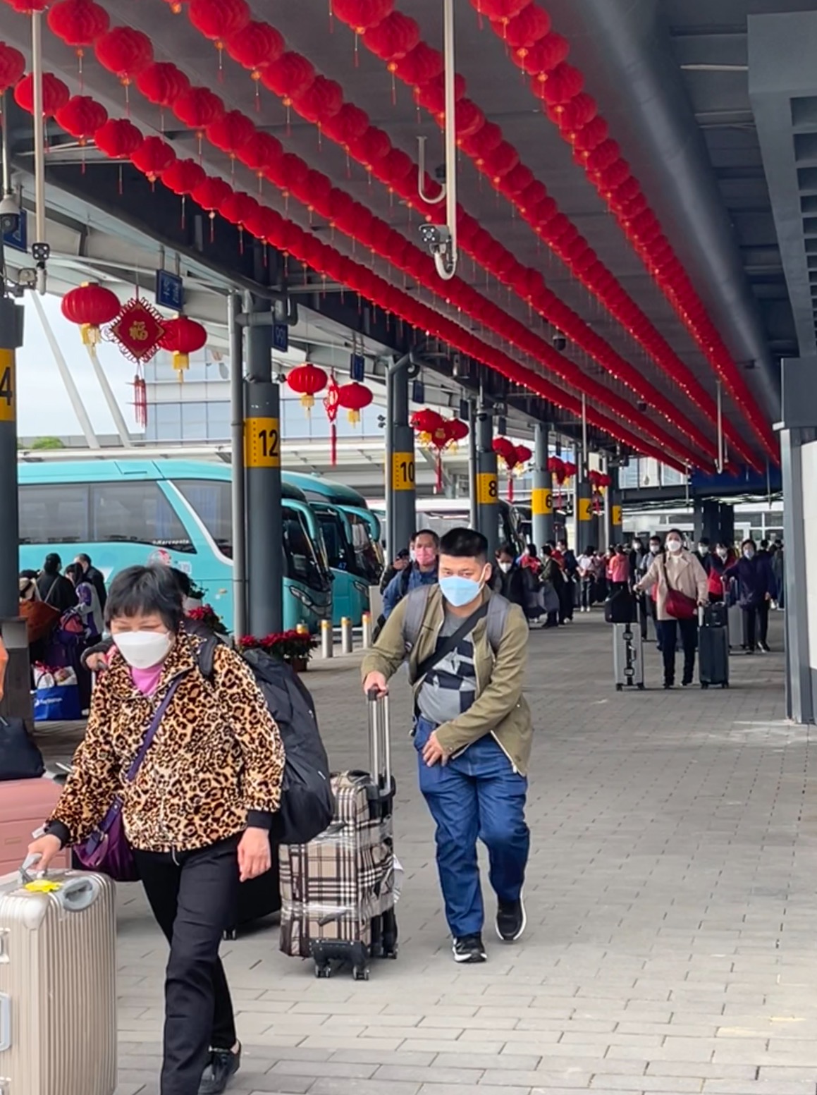 热闹似“春运”！香港入境深圳排起长队 两地“温情”迎接通关