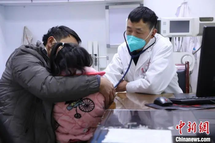资料图：贵州省遵义市绥阳县蒲场镇中心卫生院医生在对患者进行检查。绥阳县融媒体中心供图
