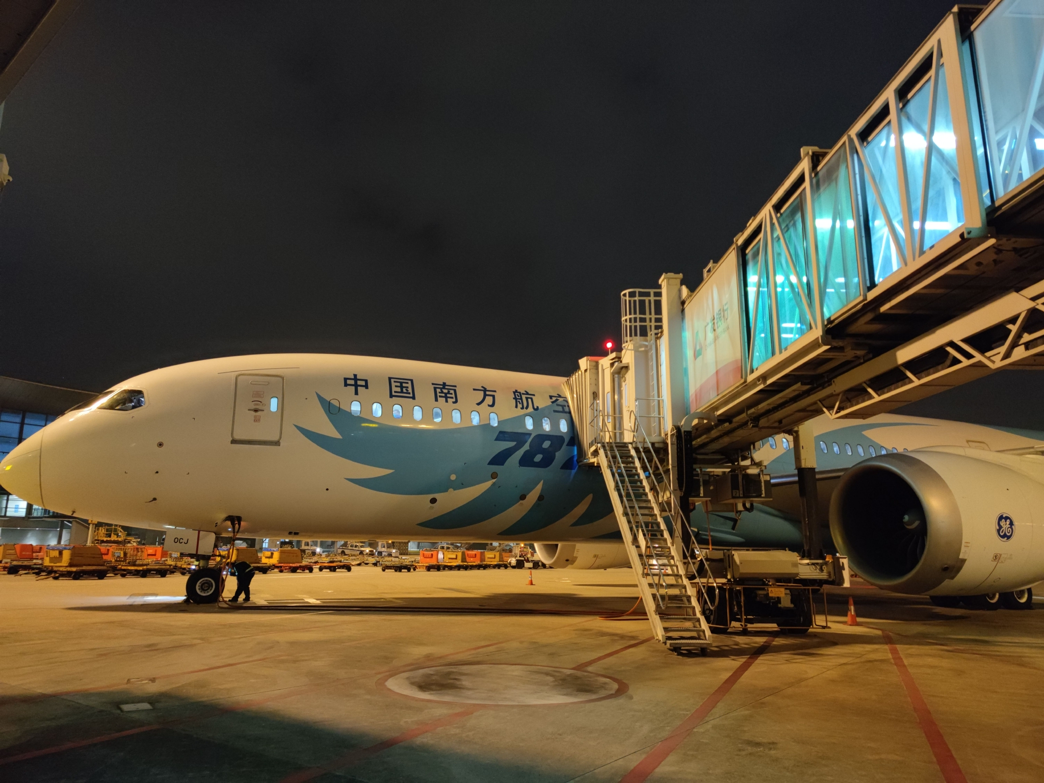 中国南方航空cz312多伦多-广州航班顺利降落在广州白云国际机场.