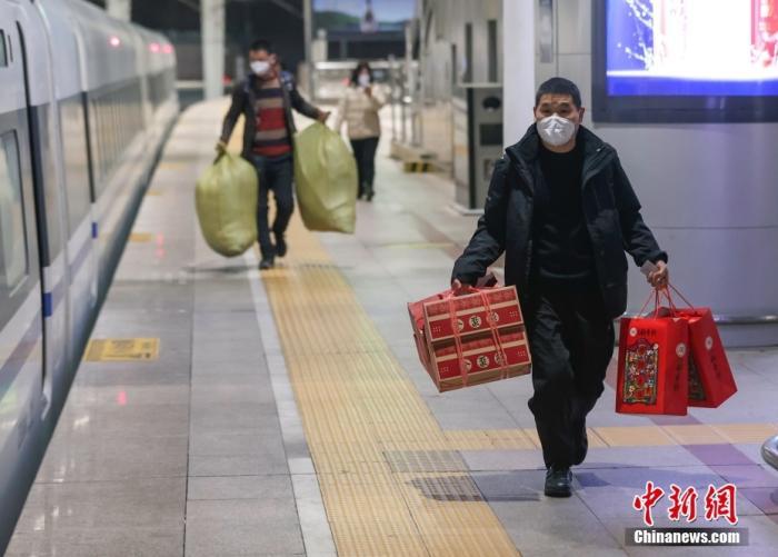 1月7日,旅客在北京西站进站乘车。中新社记者 贾天勇 摄
