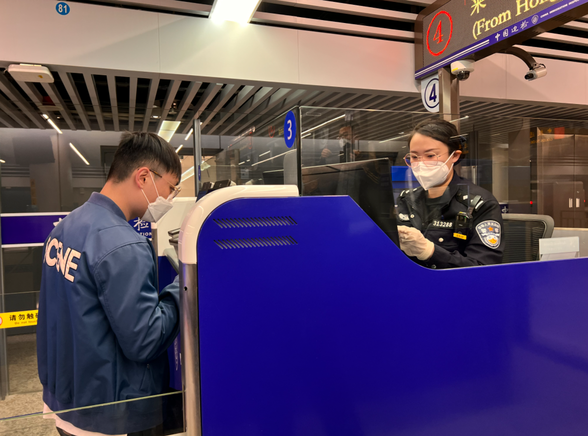 恢复与内地通关 首批香港入境旅客抵达广东珠海|香港|珠海市|港珠澳大桥_新浪新闻