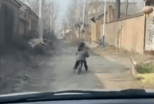 △女孩早早等在村口，为回家的爸爸引路，笑得格外甜。