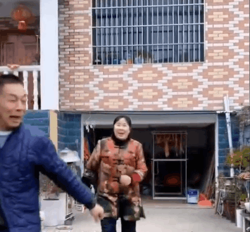 △女儿回家，父母小跑迎接，许久不见的思念化成了团圆的欣喜。