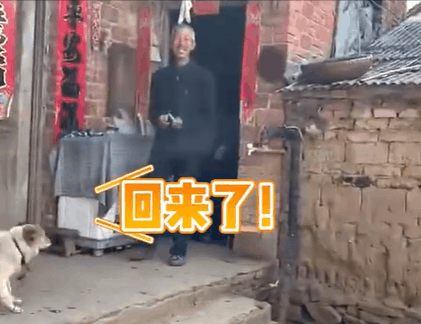 △女孩悄悄回家探望外公外婆，老人立即出门迎接，脸上笑开了花。