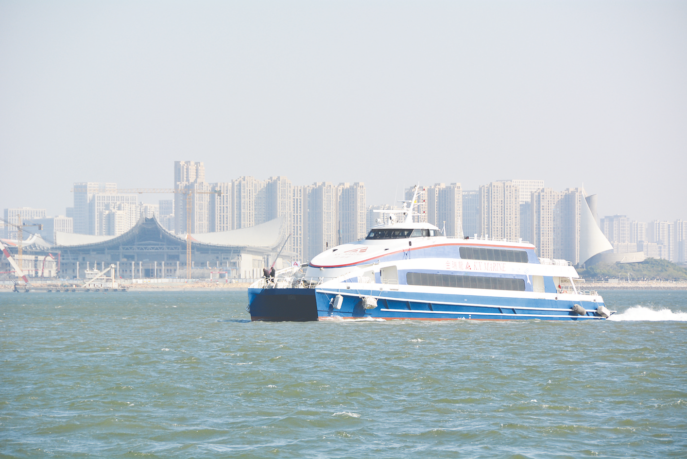 1月7日,由金门出发的"金瑞龙"客轮驶入厦门五通客运码头水域 新华社发