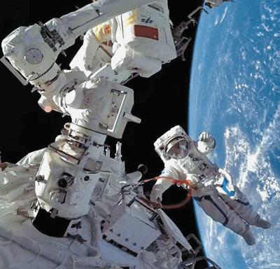 航天员执行出舱任务.中国航天员中心供图