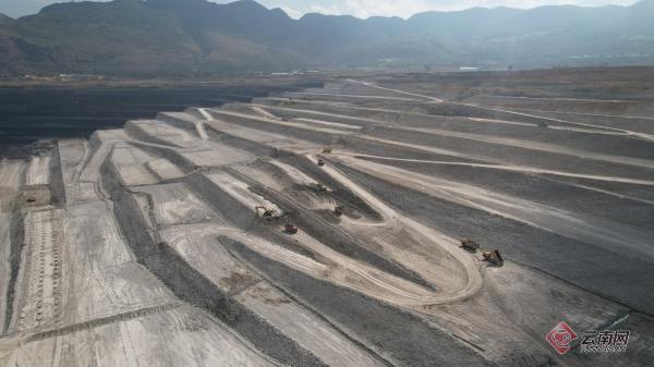 一台台运煤车辆在云南小龙潭矿务局有限责任公司矿区内来回穿梭