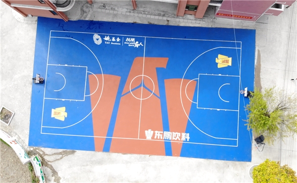 　　东鹏饮料公益篮球场