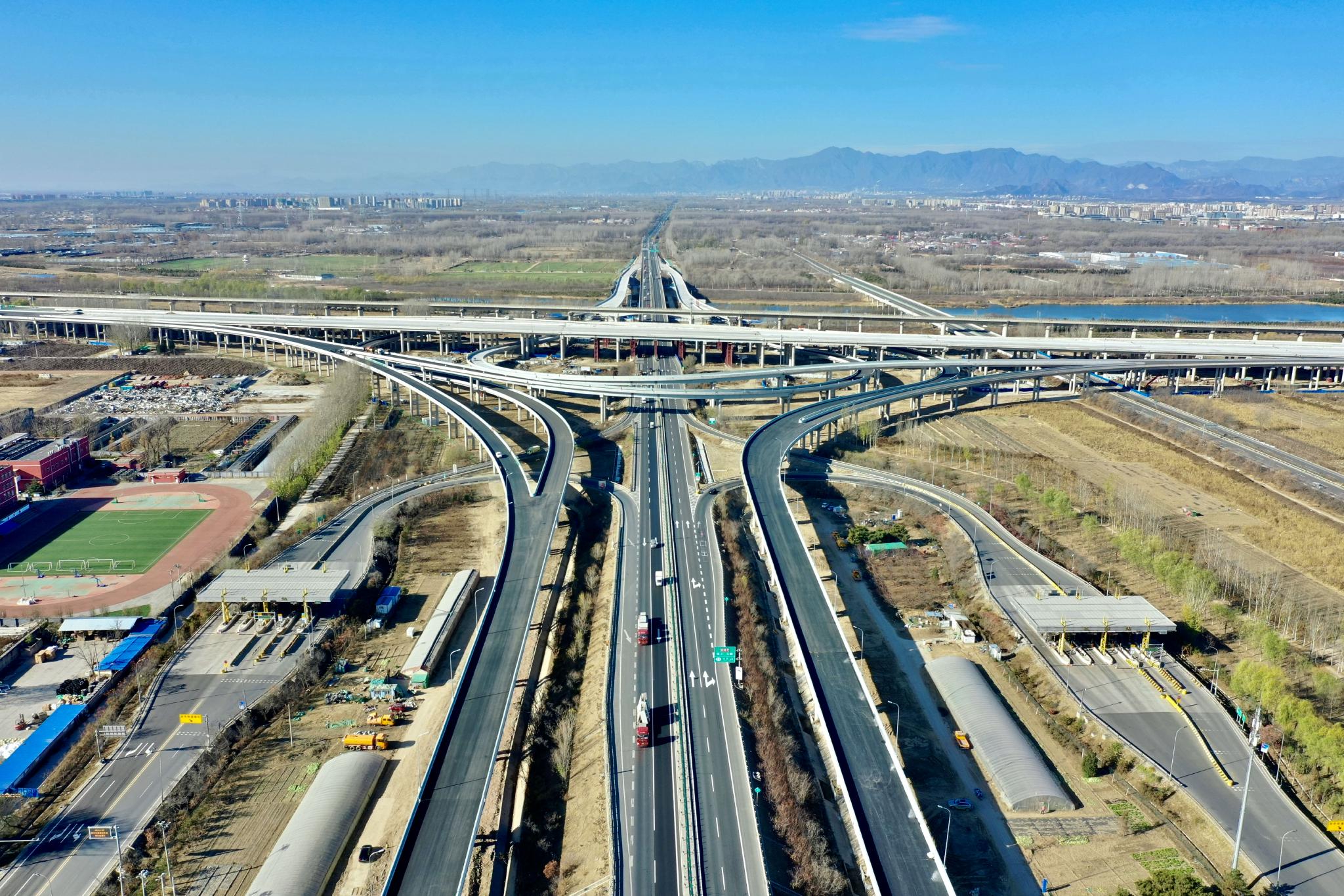 中国电力建设集团 基础设施 建（个）元高速公路兴隆2号大桥梁板双幅架设完成