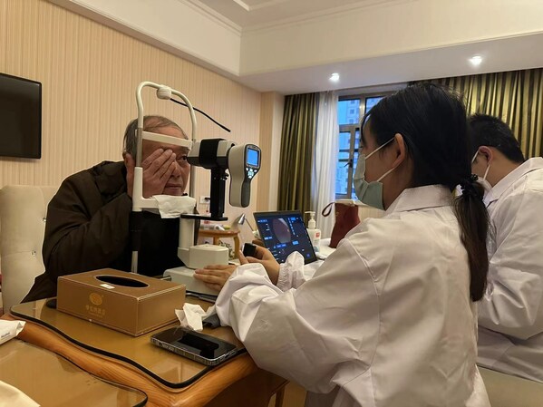 　　图：云鹊医工作人员为老人做眼底照相检查