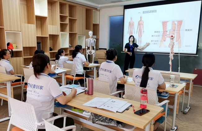 　　图为轻喜职校理论课培训现场