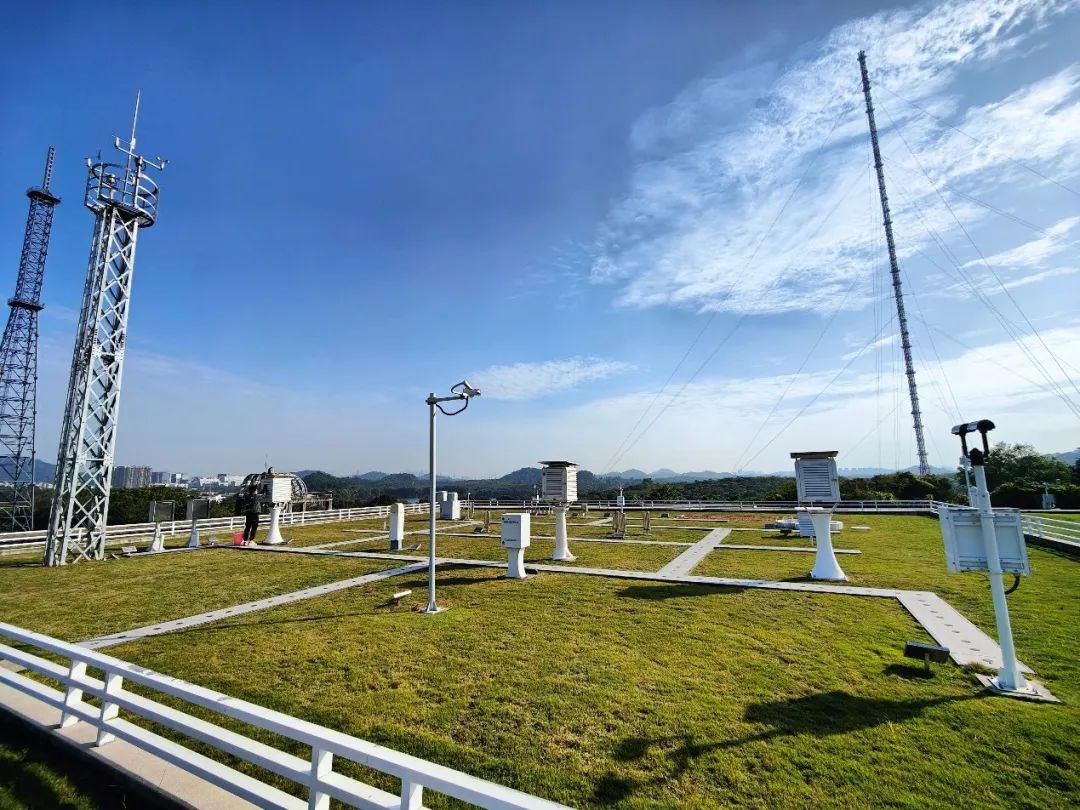 石岩综合气象观测基地地面观测场.右侧为气象观测梯度塔.