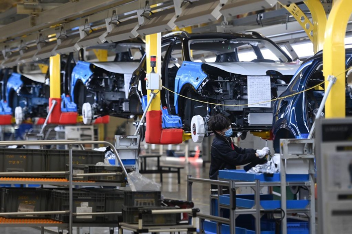 1月5日,工人在领克汽车余姚工厂总装车间作业. 新华社记者黄宗治 摄