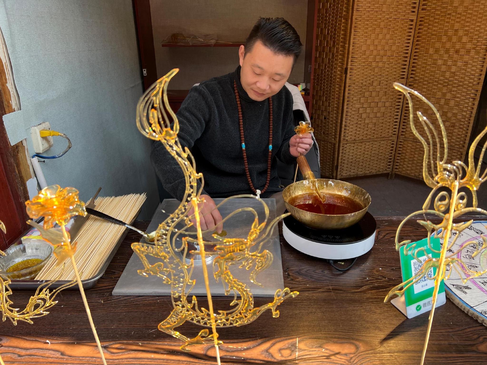 解林正在制作糖画