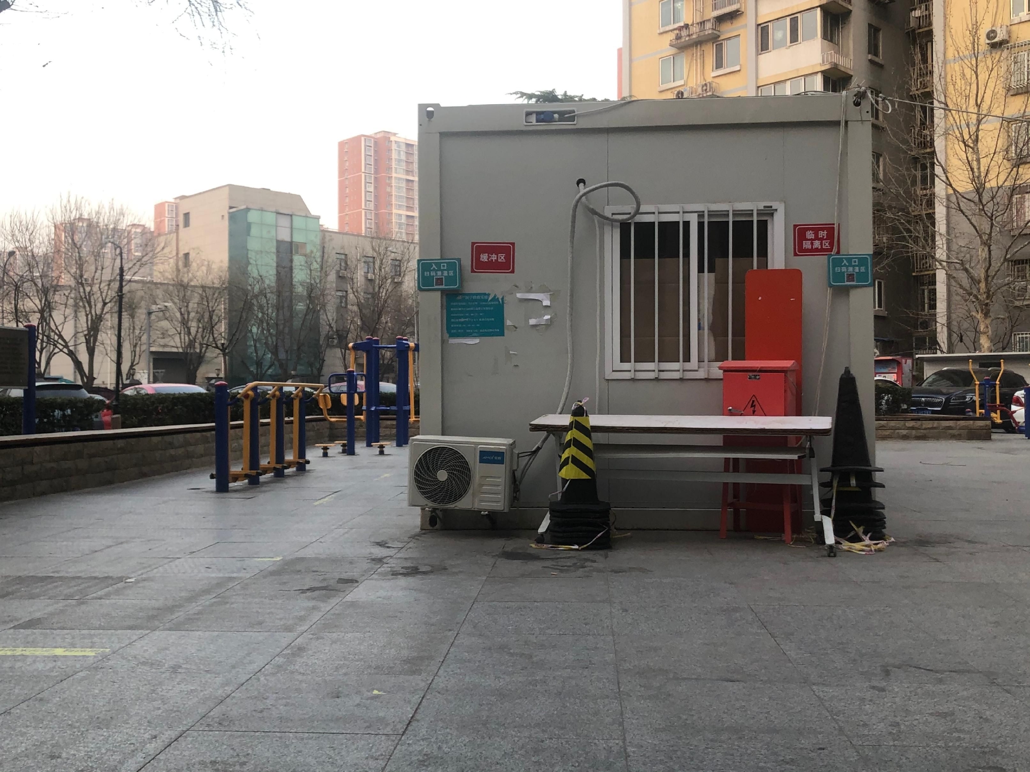乐城小区广场上停用的核酸检测亭挤占了居民的休闲健身空间.