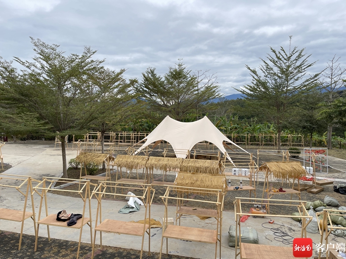 景区内的木屋民宿等施工项目正有条不紊地推进.昌江七叉镇政府供图