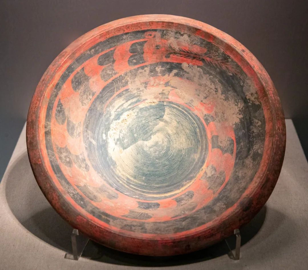 陶寺遗址出土彩绘盘龙纹陶盘.(山西博物院藏)