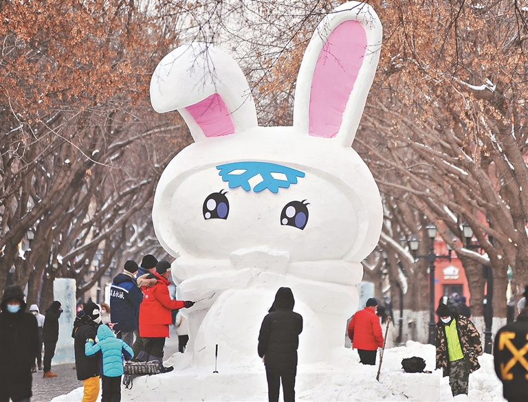 大白兔雪雕,吸引了许多游客的目光.