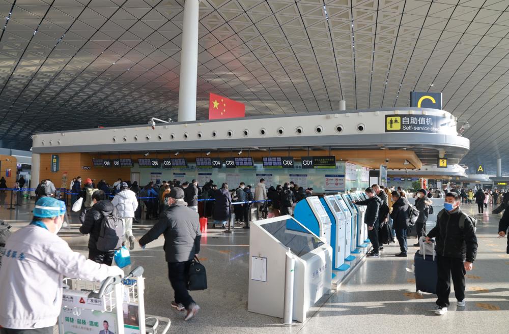 1月7日,旅客在长春龙嘉国际机场候机.(受访者供图)
