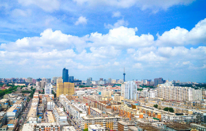 蓝天白云掩映下的长春市区. 新华社记者 许畅 摄