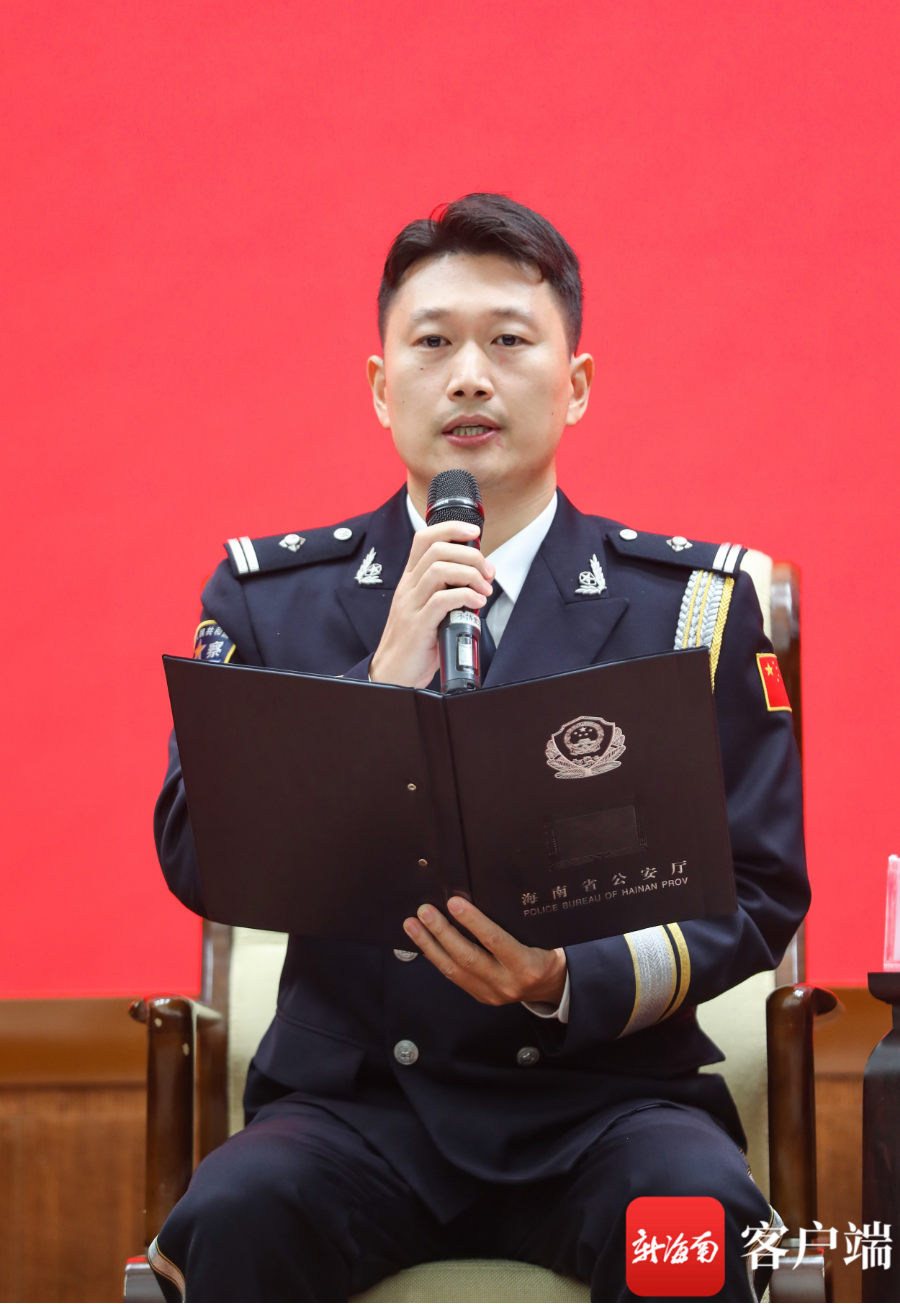 集体一等功代表,三亚市公安局刑警支队政委冯恒伍.记者 李昊 摄