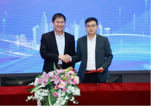 　　▲中国楼宇与纵购商城签订战略合作协议