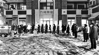1月6日,沈阳某菜鸟驿站快递件倍增,室外邮件堆积如山,市民排队取件 供图/视觉中国