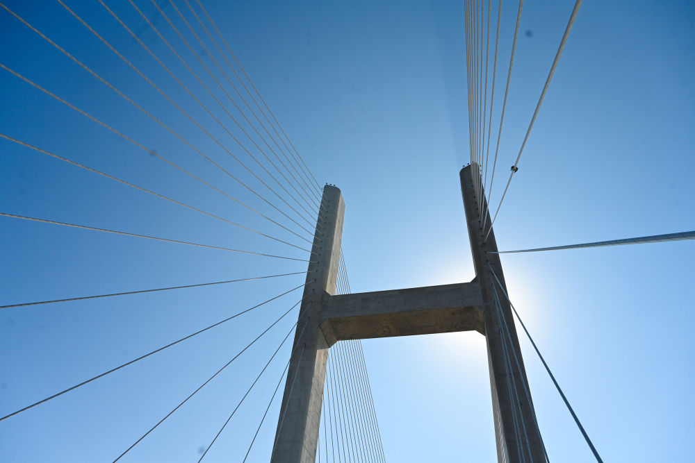 1月8日,桥梁缆索智能检测机器人对福建平潭公铁两用跨海大桥的斜拉索