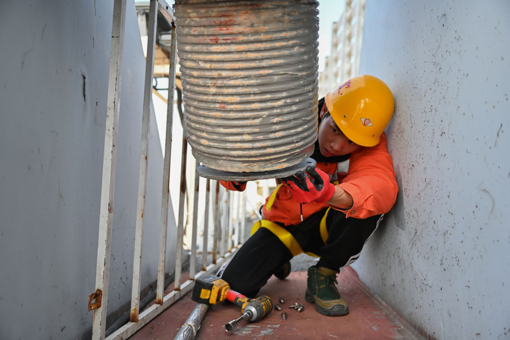 福建平潭公铁两用跨海大桥,福州工务段工作人员在检修斜拉索锚头封盖