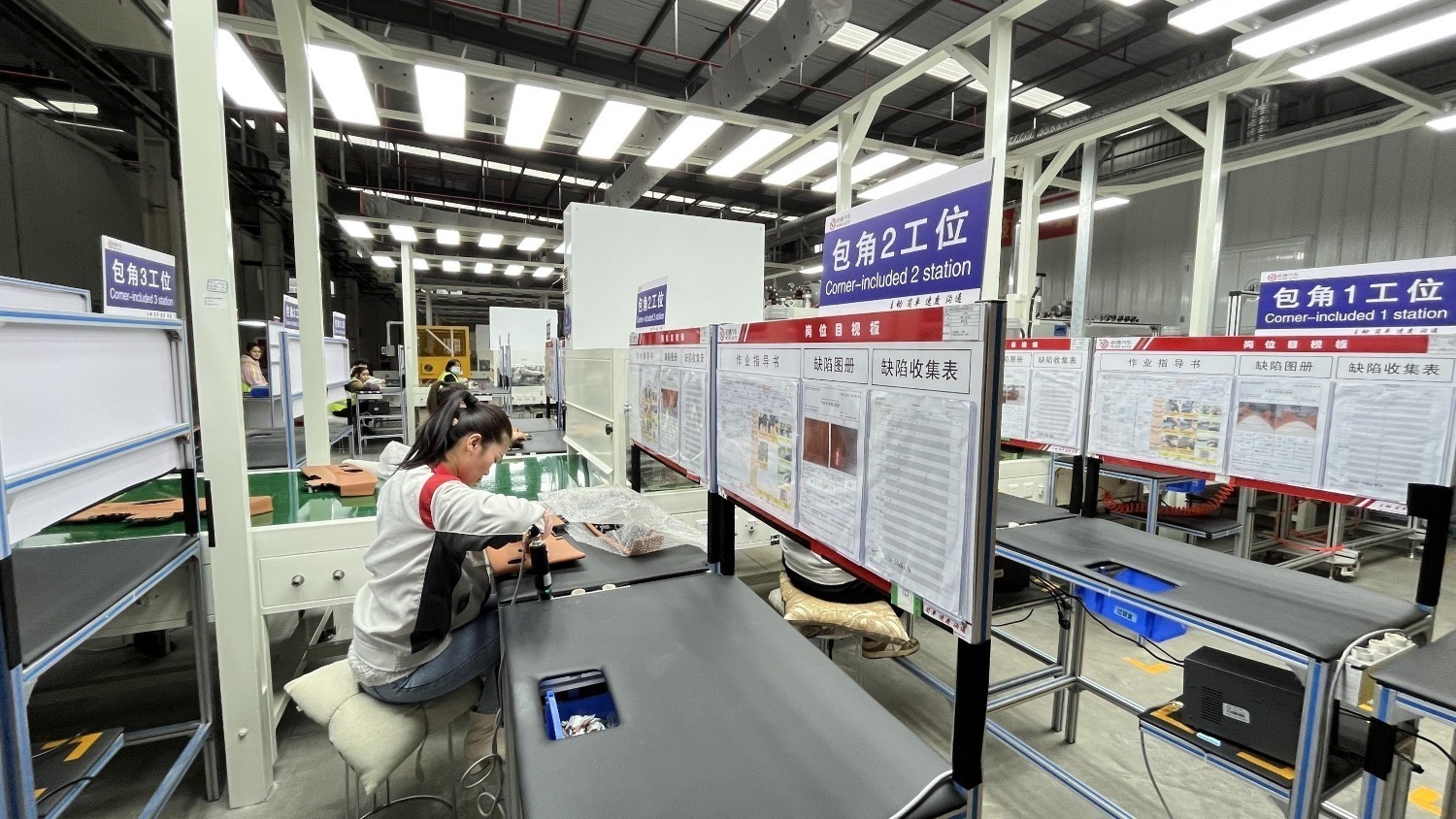 诺博汽车橡塑有限公司员工赶制订单产品