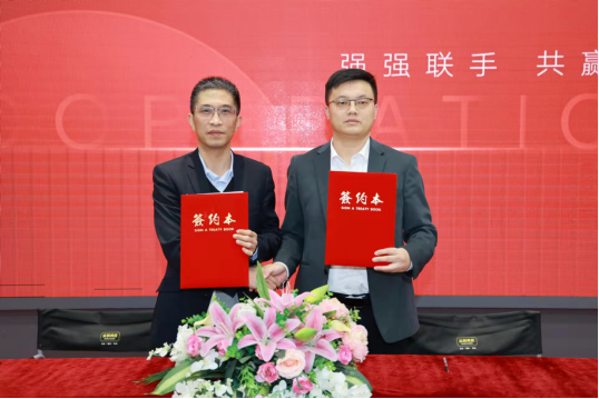 　　▲中国楼宇与联塑集团签订战略合作协议