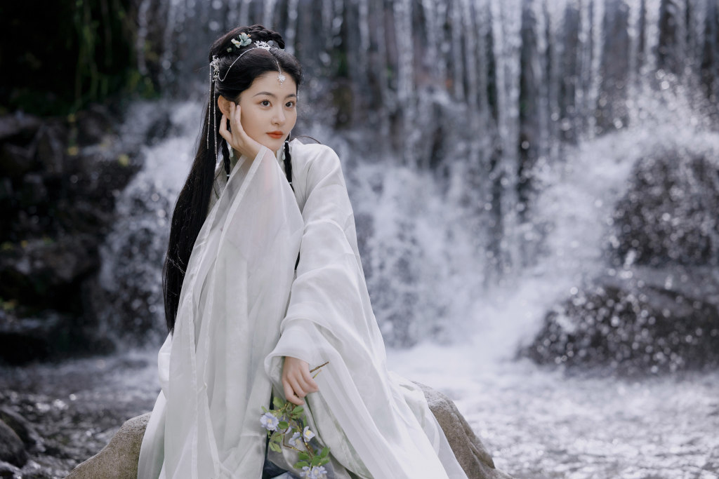 欢娱影视演员赵晴古风山水写真 灵动飘逸仙侠感十足__财经头条