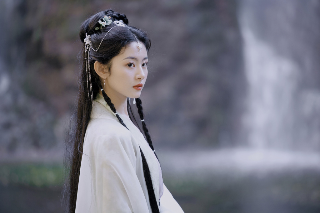 欢娱影视演员赵晴古风山水写真 灵动飘逸仙侠感十足__财经头条