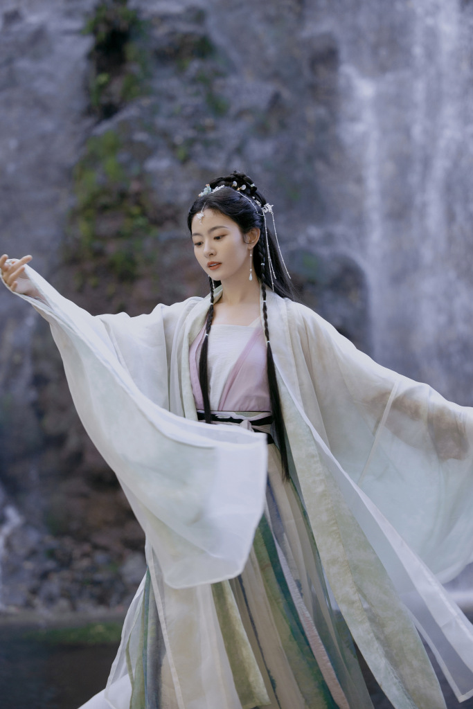 欢娱影视演员赵晴古风山水写真 灵动飘逸仙侠感十足__财经头条